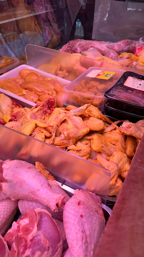 Mostrador con la carne del día en Carnicería Sefiani Santa Coloma de Gramenet